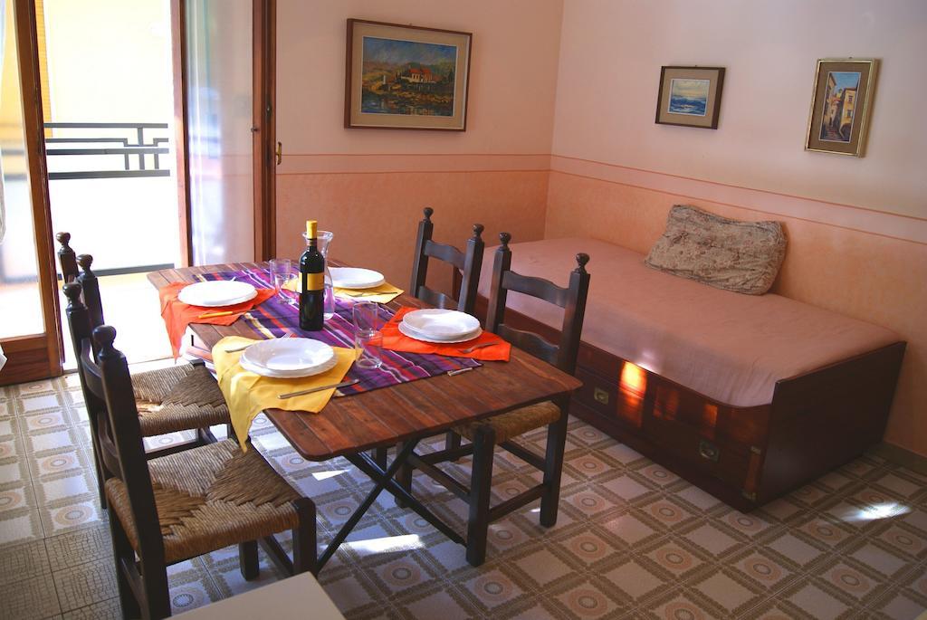 La Terrazza Tra Pini E Mare Apartment San Bartolomeo Al Mare Bilik gambar